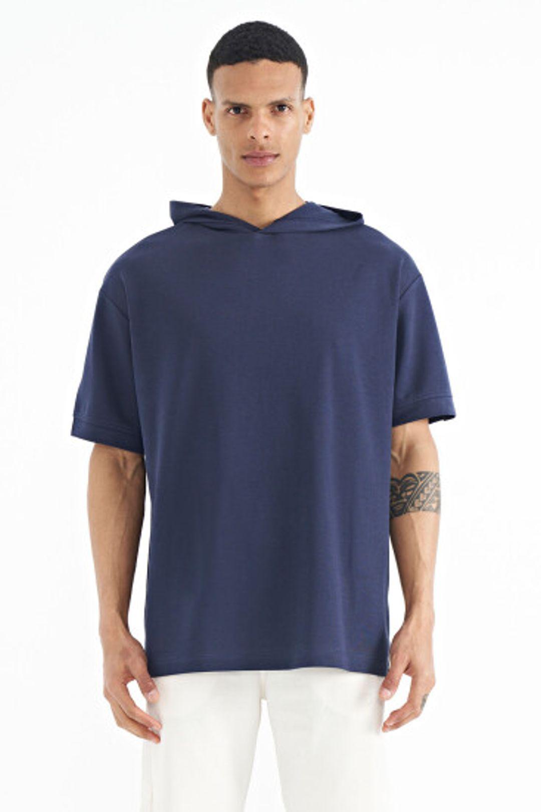 Übergröße Kapuzen-T-Shirt mit Accessoire-Details