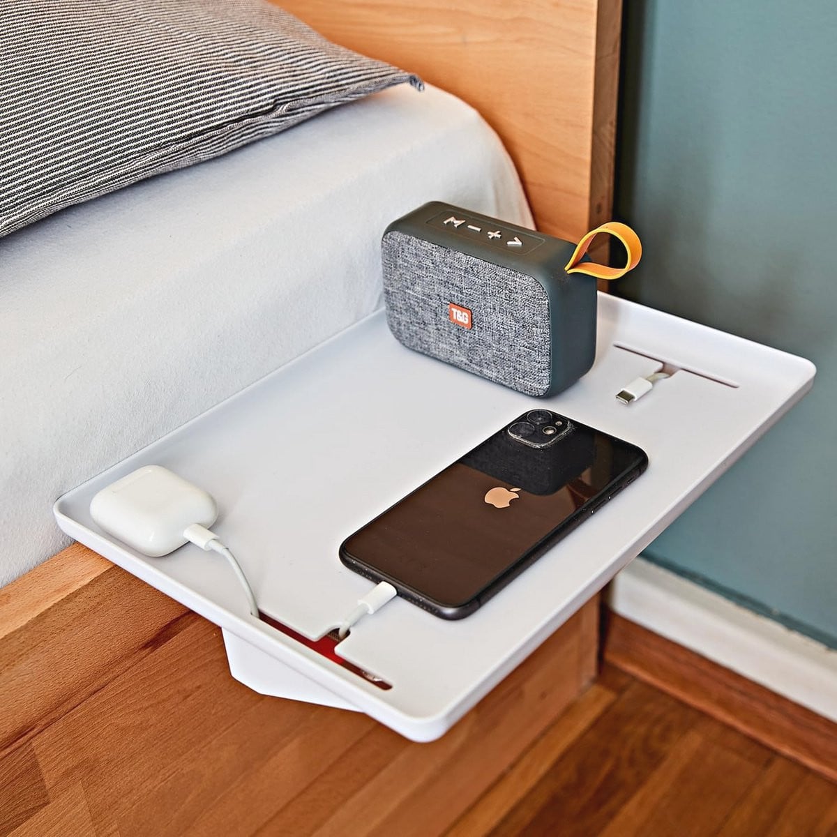 Wit bedplank nachtkastje voor bed en stapelbed met kabelhouder