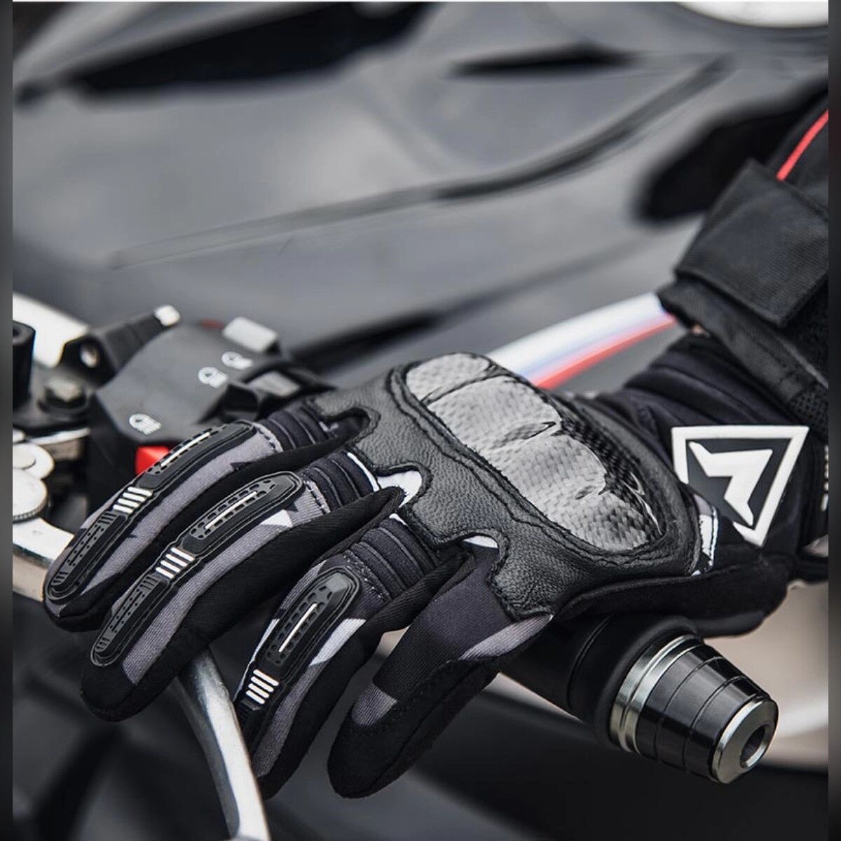 INF Carbonfaser Schutz-Handschuhe 2er Set — Harte Knöchelschutz, TPU-Handfläche, Touchscreen Schwarz