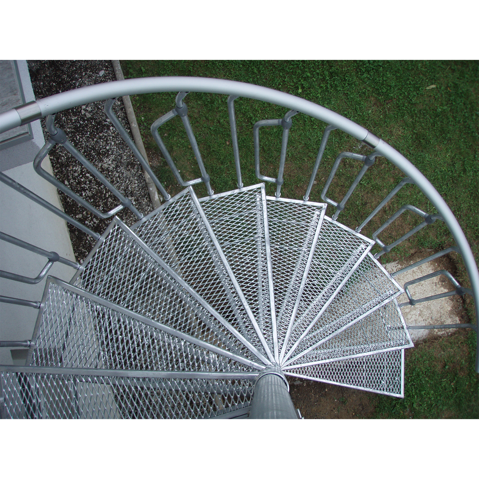 Treba Frewa Spindeltreppe Arizona 130cm Spindel Nenndurchmesser 260 - 305,5cm Geschosshöhe mit 13 Steigungen und Edelstahl Handlauf mit Stahlrohrverlängerung