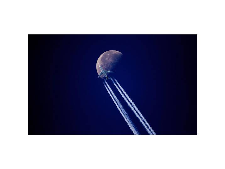 Wandkraft Aluminiumbild, Blau, Schwarz, Dunkelblau, Metall, Kunststoff, Nacht, Mond, Flugzeug, 118x70 cm, einfache und schnelle Anbringung, Bilder & Rahmen, Bilder, Aluminium-Bilder
