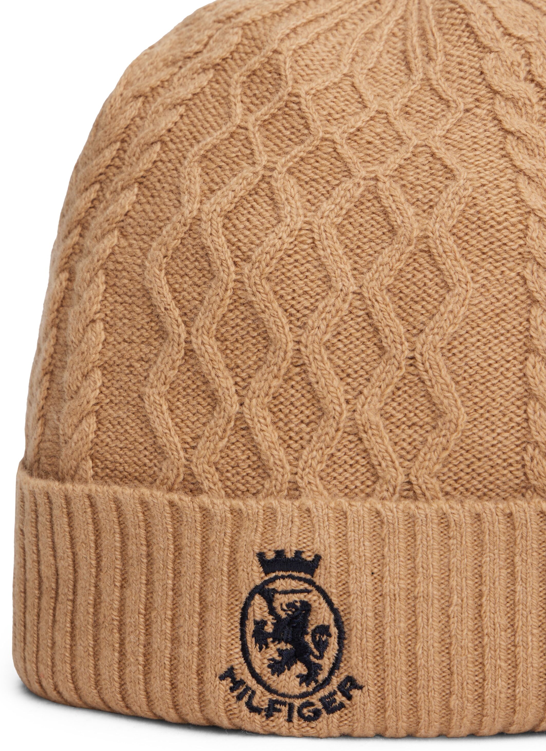 Beanie TOMMY HILFIGER "TH CREST KNIT", timeless camel, space blau, Strick, Wollmischung, Mützen Beanie, aus Wollmix mit Zopfstrickmuster, TH-Wappen timeless camel, space blau Einheitsgröße