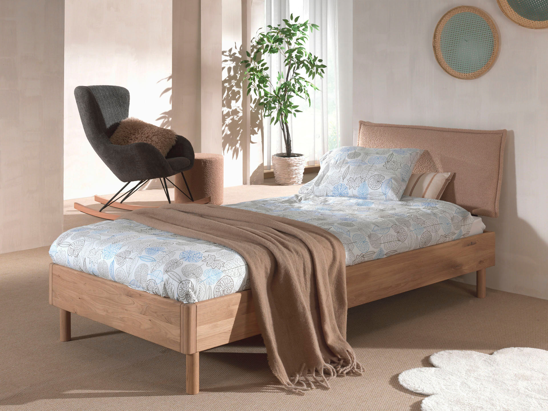 Einzelbett VIPACK "stabil und hochwertig gebaut, Kanten gerundet, mit Polsterkopfteil", braun (eiche natur geölt, polster beige, eiche natur geölt), B:85,5cm H:100cm L:211,5cm, Betten, Einzelbett, 90/200 cm inkl. Lattenrost, aus massiver Eiche natur geölt