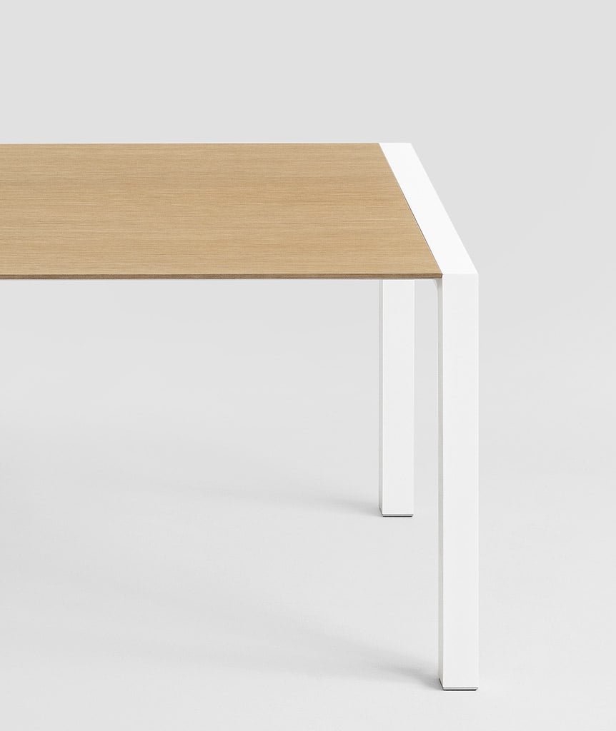 Kristalia Sushi Holz Indoor Tisch ausziehbar (Tischplatte europäische Eiche Holz... Tischplatte europäische Eiche Holzfurnier, Beine weiß lackiertes Aluminium (farbähnlich wie RAL 9016) | 90 x 177 / 212 / 247 / 282cm 01SUS06