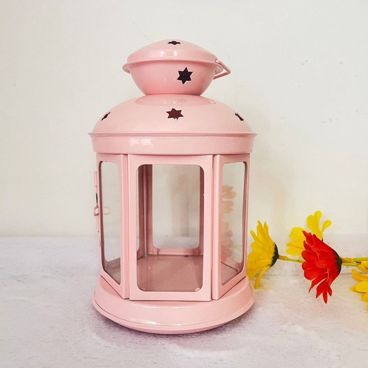 Retro roze ijzeren kaarslantaarn met uitgesneden sterren voor decoratie