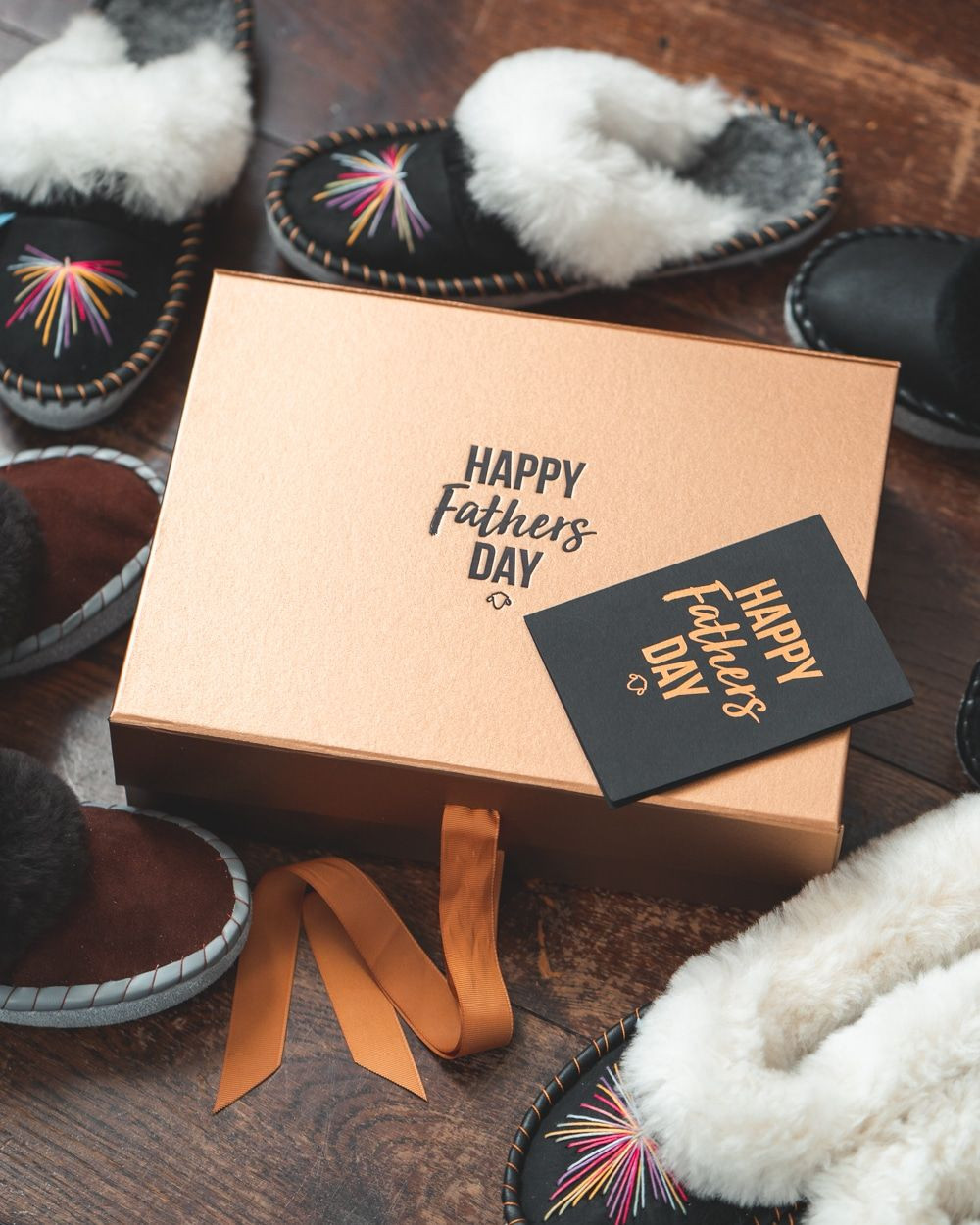 Cadeauverpakking voor Vaderdag in zwart en bruin van golfkarton