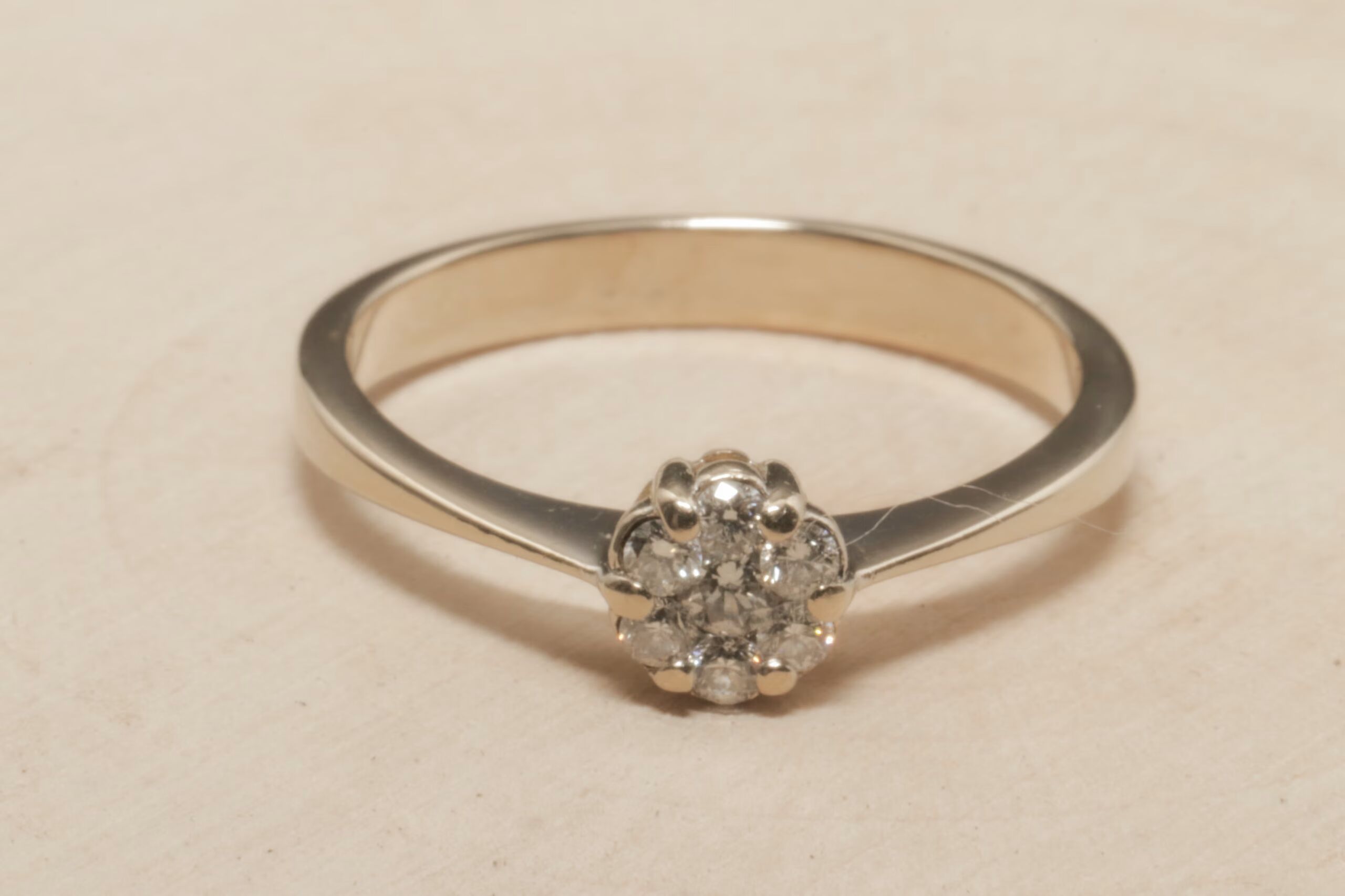 Sero Guld Elegant diamant ring i 18 karat hvidguld