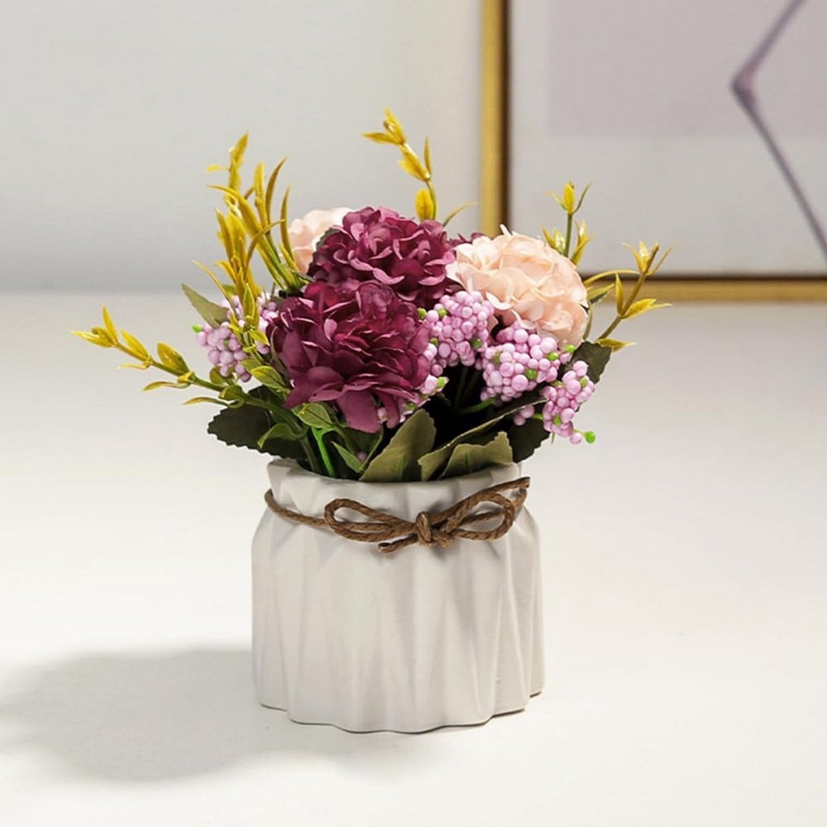 Kleine zijden hortensia bloemenarrangement in keramische vaas