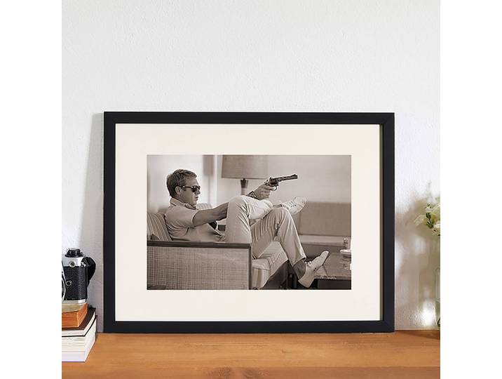 Tableau déco Steve with Gun Cadre : hêtre massif verni Revêtement : plexiglas Multicolore 42 x 32cm