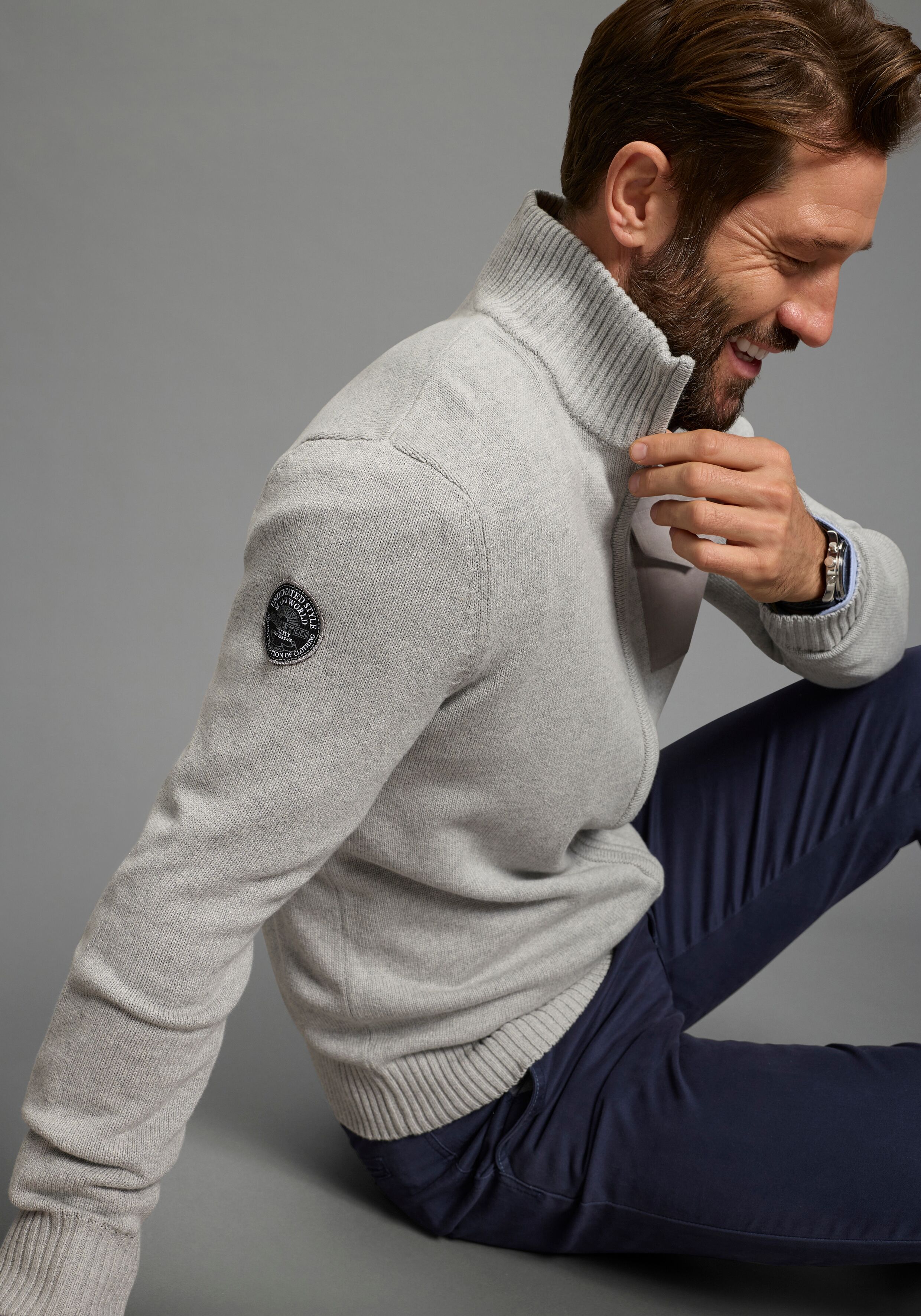 Strickjacke MAN'S WORLD "Highlight mit Tasche und Badge", Herren, Gr. XL (56/58), grau (hellgrau meliert), Strick, Obermaterial: 100% Baumwolle, meliert, regular fit normal, Strickbündchen, Strickjacken Strickjacke, casual Stil, mit Reißverschluss, Langar