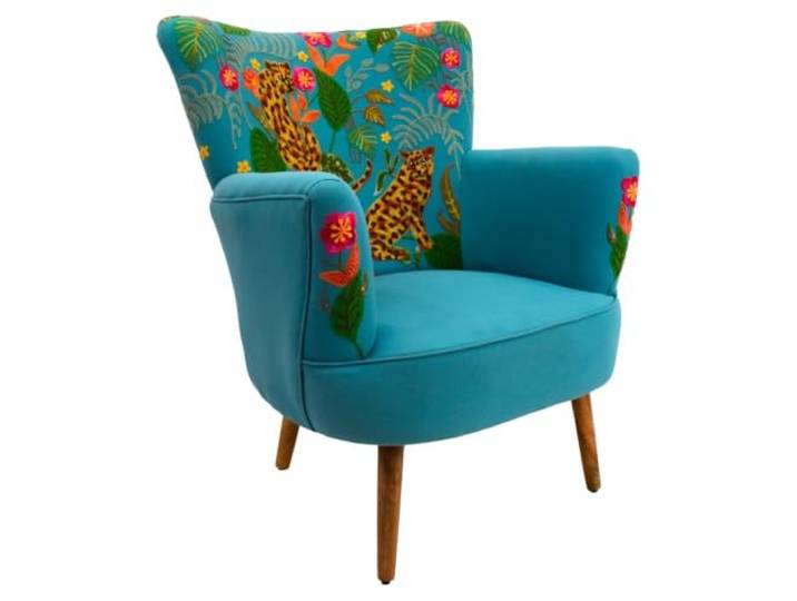 Sessel Türkis aus Baumwolle mit handbestickten Leoparden, Signes Grimalt Blauer Stoffbezug mit Dschungel und Palmen als Reliefstickerei, gedrechselte Holzbeine, Leseecke, Tropen- und Boho-Stil