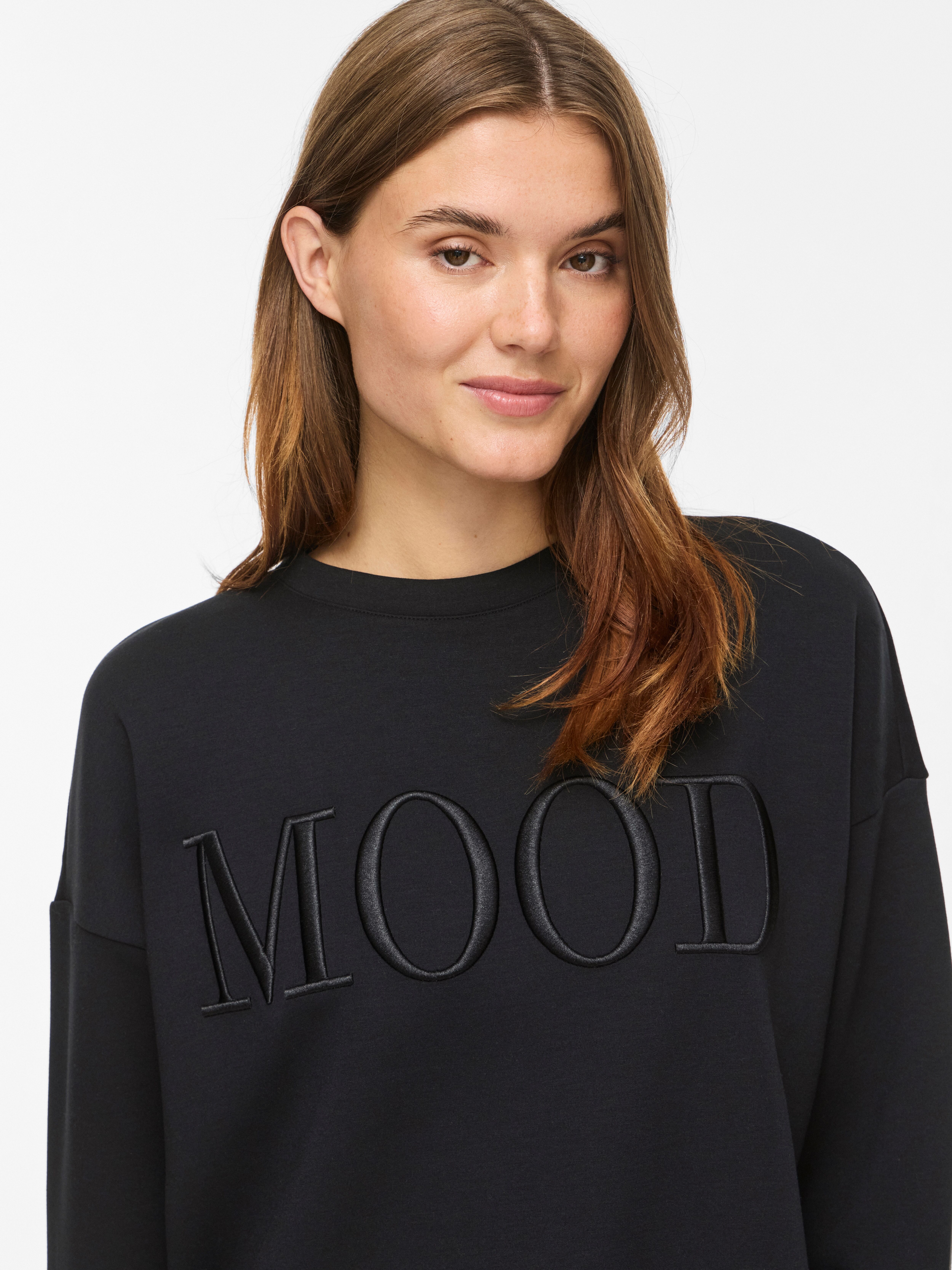 Sweater VILA "VIREFLECT MOOD EMB L/S SWEAT TOP/R/3", Damen, Gr. L, schwarz (schwarz beauty), Sweatware, Obermaterial: 73% Polyester, 22% Viskose, 5% Elasthan, unifarben, loose fit normal, Rundhals, Rippbündchen, Sweatshirts Sweater, Materialmix, loose fit
