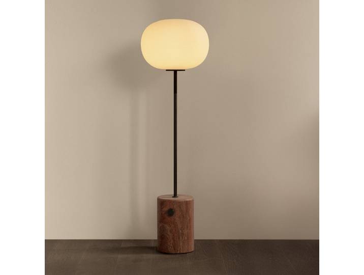 JWDA Stehleuchte, bronze/rot, Travertin, 130 cm, dim. - Audo Audo Copenhagen - Wohnzimmer - Design - Stein - Mit Schirm