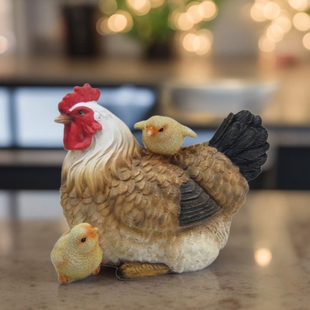 Realistisch Kip Familie Beeldje - Meerkleurig Vogel Sculptuur Ornament voor Huis en Kamer Decoratie - Breedte: 17,78 cm