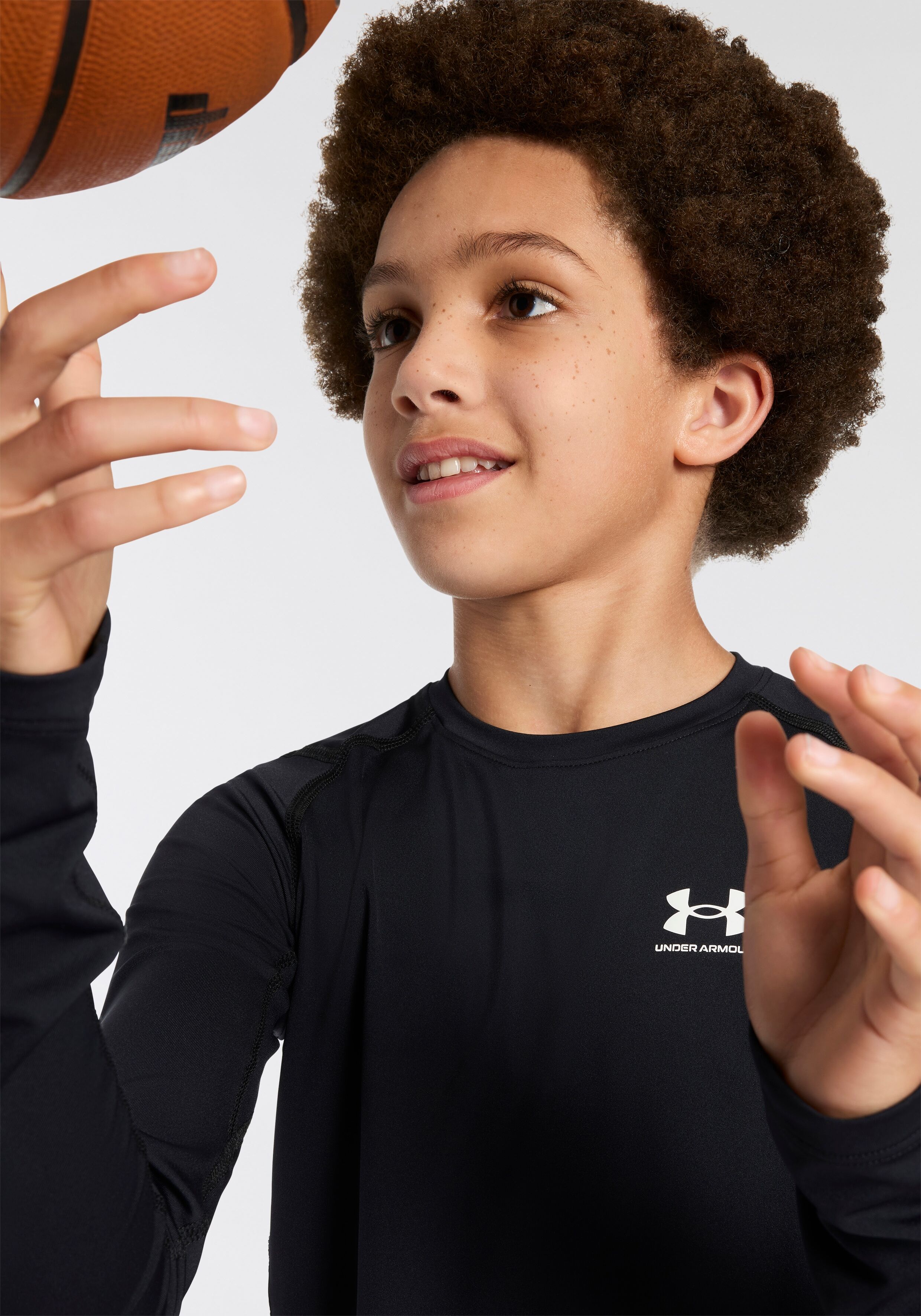 Trainingsshirt UNDER ARMOUR "UA HG ARMOUR LS", Jungen, Gr. XL, weiss (schwarz,, weiß), Obermaterial: 90% Polyester, 10% Elasthan, Shirts Trainingsshirt, mit ergonomischen Flatlock-Nähten, leichtes Material mit Elasthan schwarz,, weiß XL