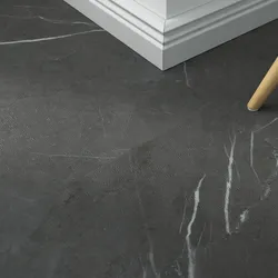 Klick-Vinyl Marmor anthrazit – inkl. Dämmung & Fußleisten