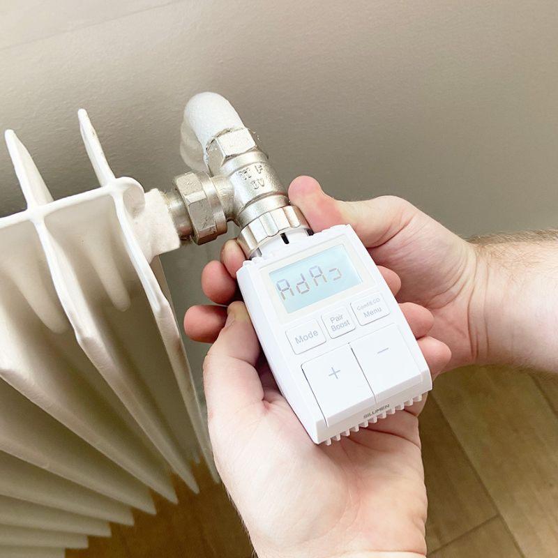 Silumen Kit de 4 Têtes Thermostatiques Connectées Universelle avec Ecran LCD + Passerelle ZigBee