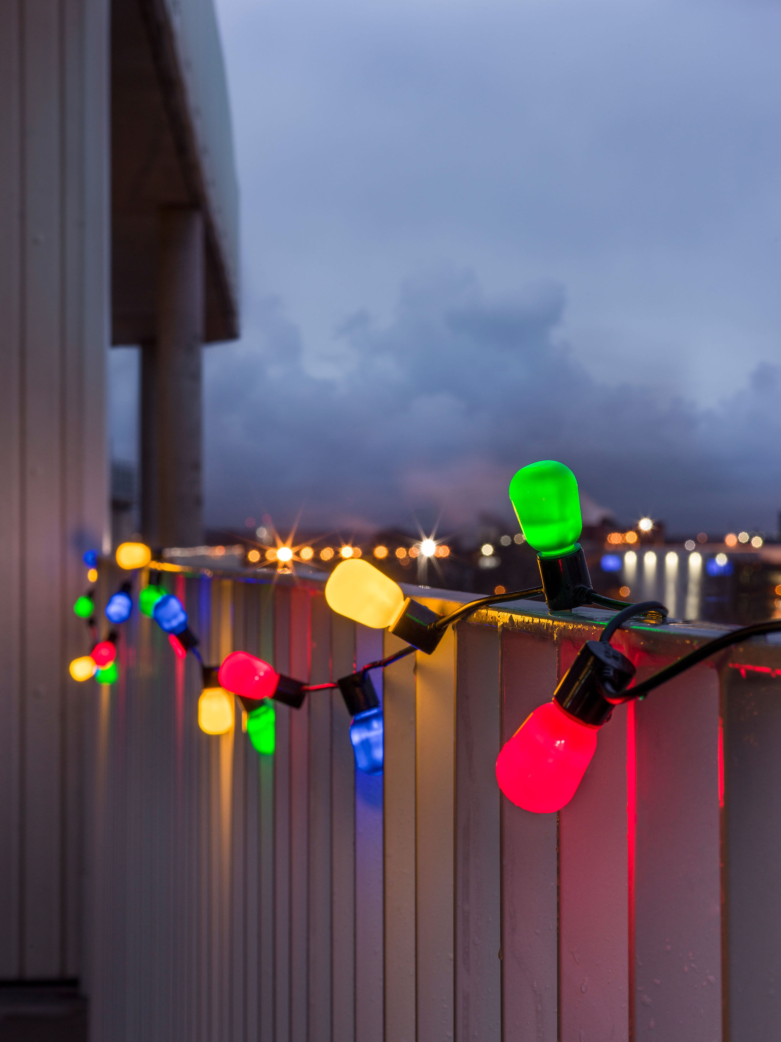 KONSTSMIDE LED-Lichterkette "Ganzjahresbeleuchtung außen", schwarz, Dioden 20 Stk. Flammen 20 Stk., Gesamtlänge 14,75m, Lichterketten, LED Biergartenkette, opal, 20 bunte Birnen / 40 warm weiße Dioden, LED-Lichterkette