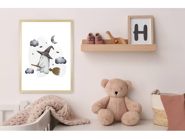 Bild mit Rahmen QUEENCE Kleines Gespenst , weiss (farbe rahmen: natur, braun, beige, farbe bild(er): weiß), B:30cm H:40cm T:1,5cm, Holz, Plexiglas, Bilder, Bild mit Rahmen, HD Premium Posterdruck mit Echtholzrahmen