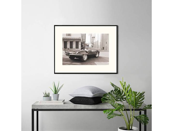 Tableau déco Steve McQueen in Jaguar Cadre : hêtre massif verni Revêtement : plexiglas Multicolore 82 x 62cm