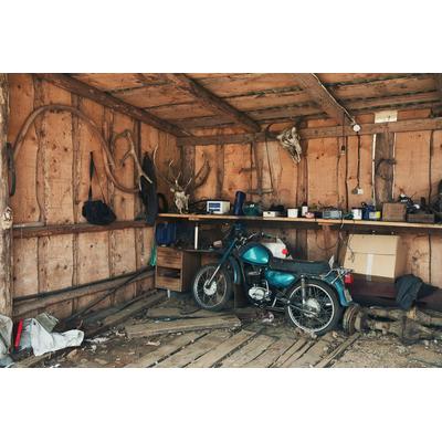 Fototapete PAPERMOON "Motorrad in Schuppen", bunt, B:2,5m L:1,86m, Vlies, Tapeten