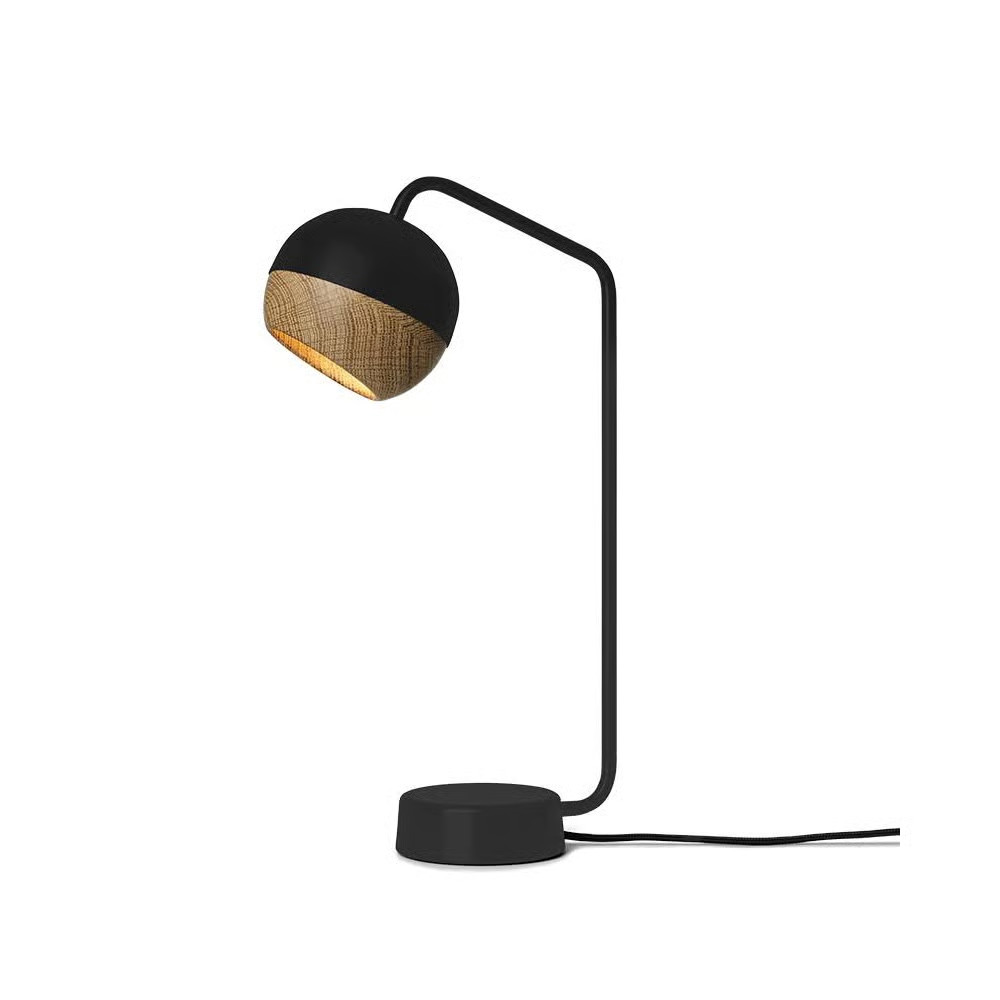 Mater Ray tafellamp zwart met eikenhouten detail op de kap