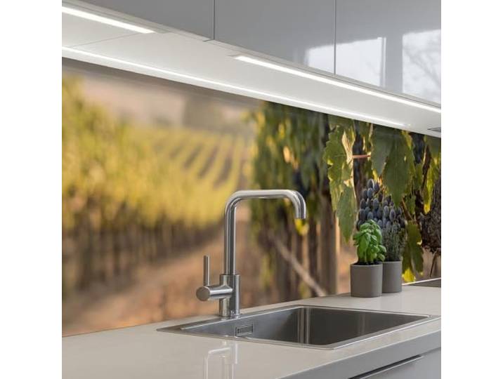 KitchenYeah© Spritzschutz Küchenrückwand Selbstklebend Küche Rückwand 60x300 cm - Küchenwand Wand Küchenfront Verkleidung Küchenspritzschutz Trauben - Weinberg - Sonnenlicht