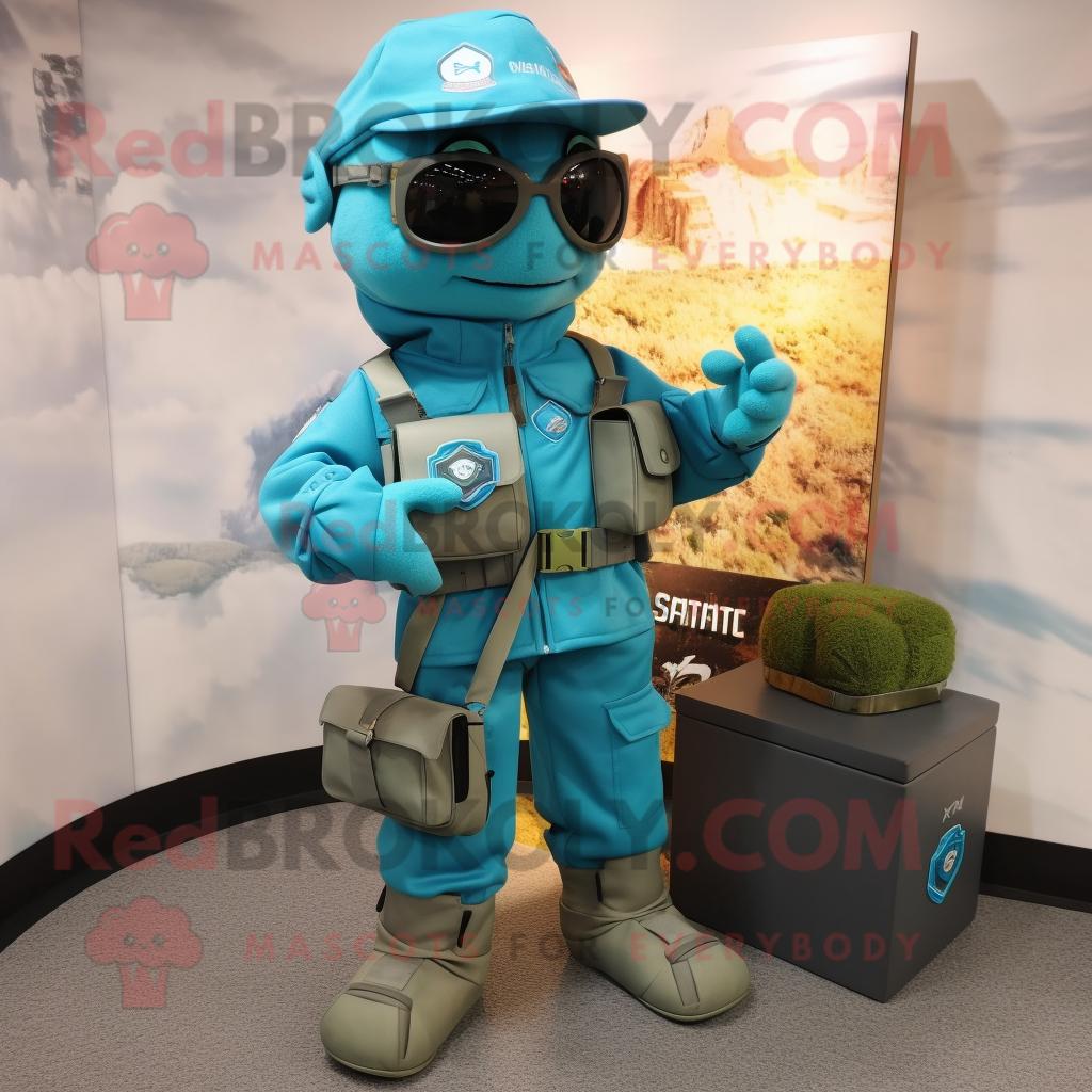 Türkisfarbenes REDBROKOLY Marine-Recon Maskottchen kostüm gekleidet in eine Cargohose und eine Aktentasche