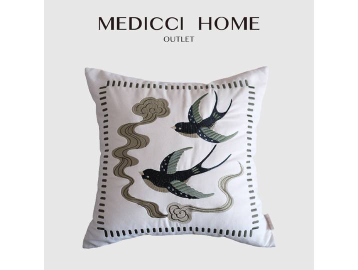 Housse de coussin décorative Medicci Home avec broderie double hirondelle, design original, style rustique sud-français, shabby chic, décoration intérieure.
