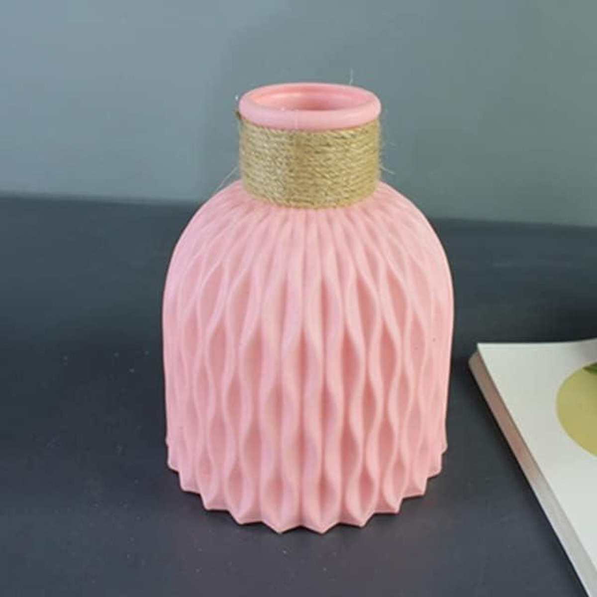 Moderne roze decoratievaas in Nordic stijl voor bloemstukken