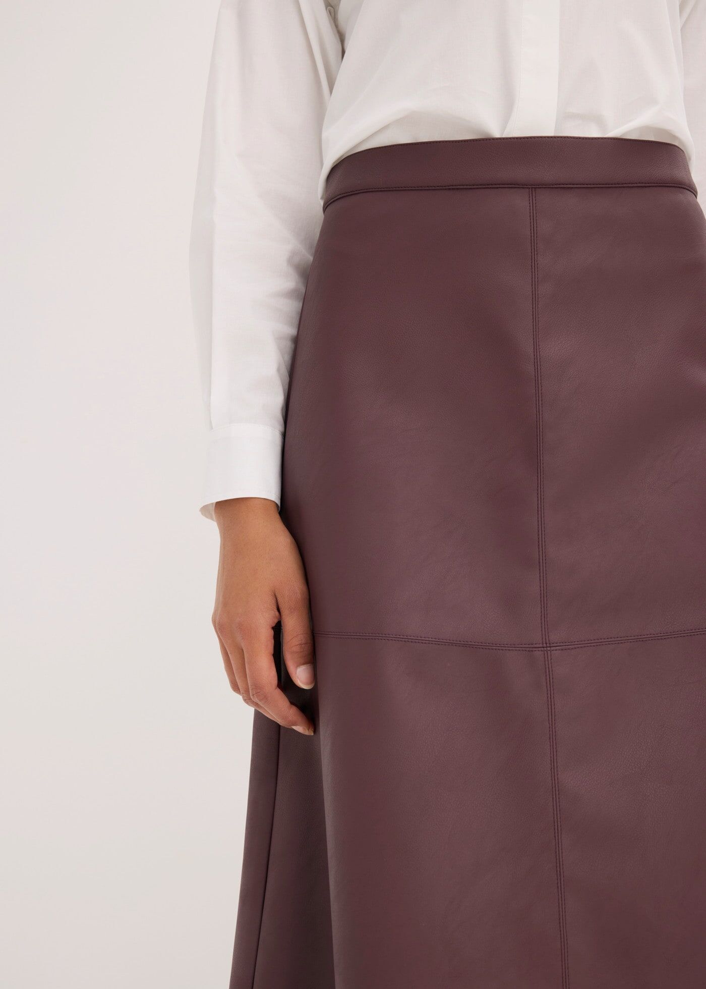 Midirock BONPRIX, Damen, Gr. 38, lila (kakaobraun), Obermaterial: 100% Polyester, regular fit knieumspielend, Röcke Midirock, aus Lederimitat, Regular Fit, Midi-Länge, eleganter Stil kakaobraun 38