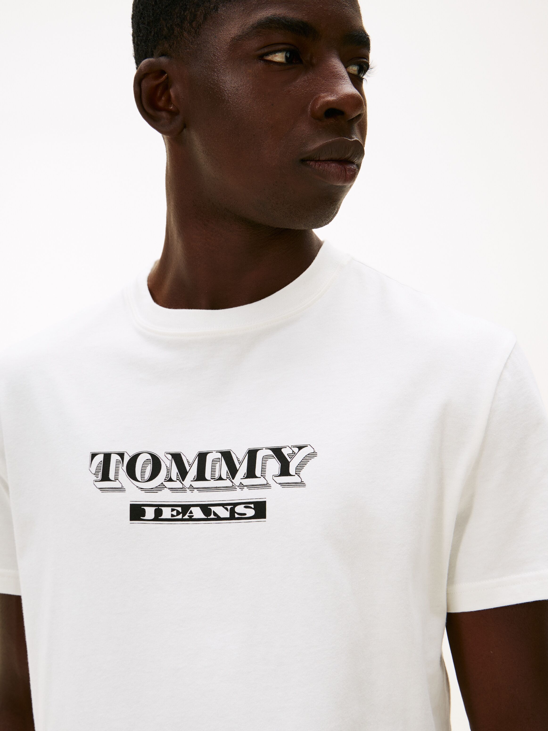 Rundhalsshirt TOMMY JEANS "TJM BILLS FONT", Herren, Gr. XXL, ecru, Single Jersey, Obermaterial: 100% Baumwolle, regular fit, Rundhals, Shirts Rundhalsshirt, regular fit, Rundhals, bedruckt ecru XXL