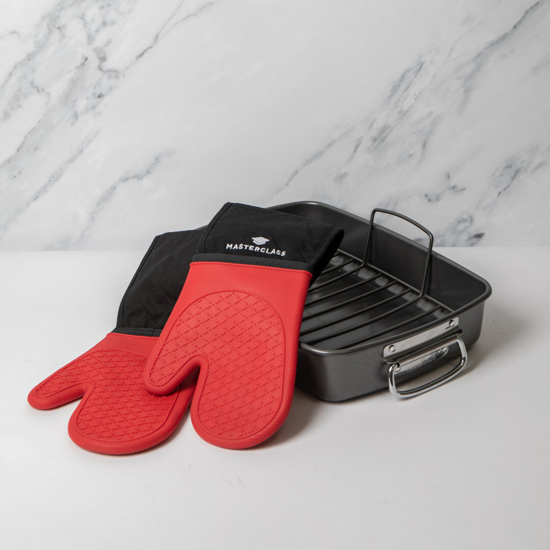 MasterClass 2pc Roasting Set with Non-Stick Large Roasting Tin & Rack, Silicone Double Oven Gloves Red;Black 2
