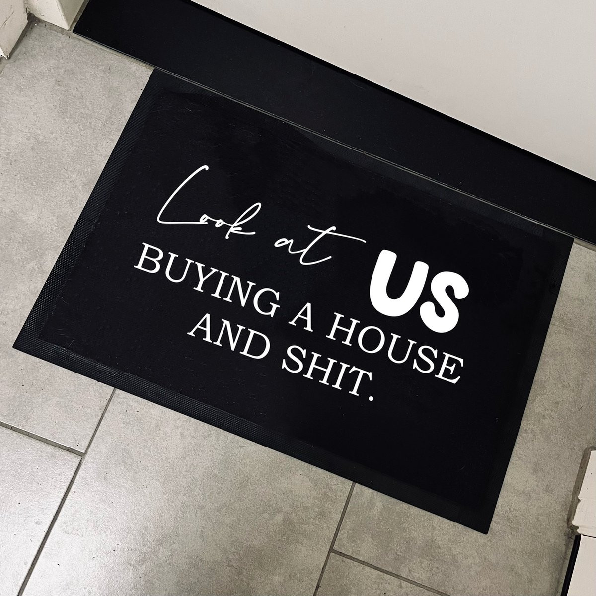 Grappige Deurmat met Tekst Look at us buying a house and shit - 70 x 50 cm