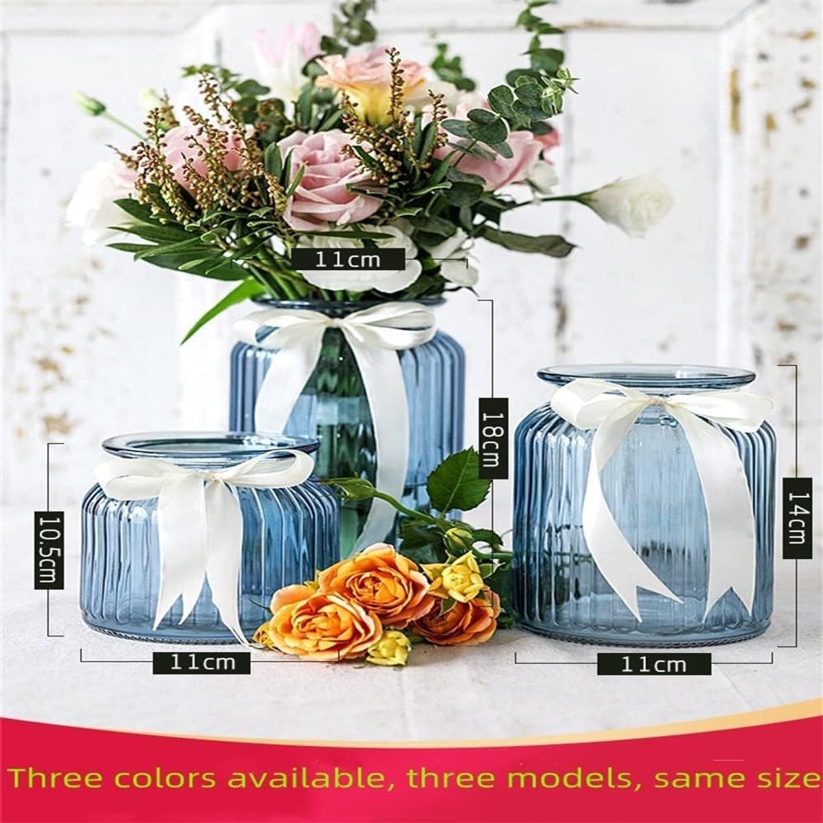 Blauwe decoratieve glazen vaas met gladde afwerking