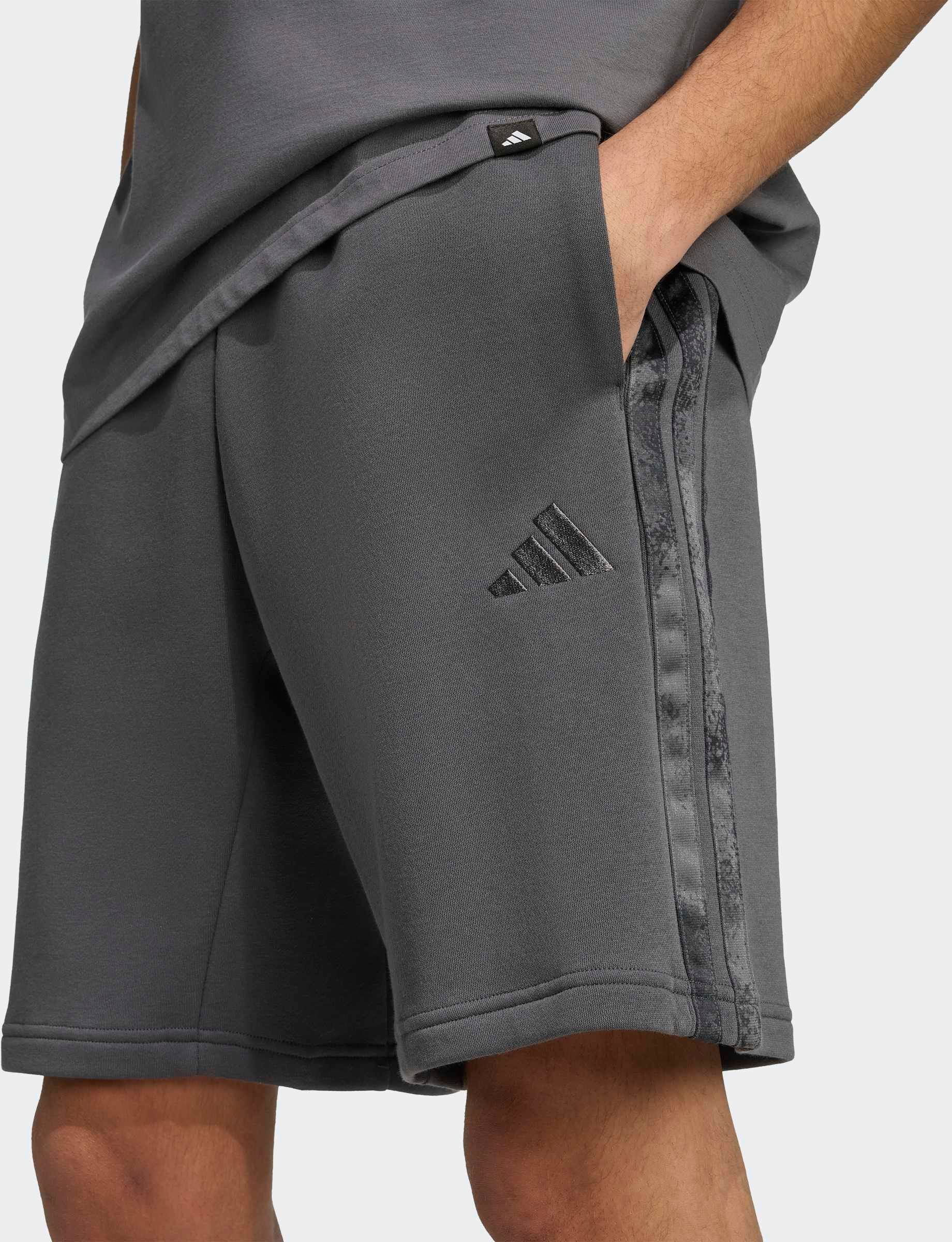 Shorts ADIDAS SPORTSWEAR "AOP COLOURBLOCK", Herren, Gr. S, N-Gr, bunt (grau six, multicolor, grau six, normal, gr.), Obermaterial: 70% Baumwolle, 30% Polyester, Hosen Shorts, sportlicher Stil, aus weichem Baumwollfleece, ohne Verschluss grau six, multicol