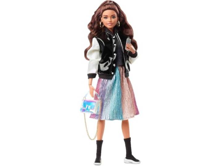Barbie HCB75 - Signature @BarbieStyle bewegliche Modepuppe (brünett) mit Zwei Tops, Rock, Jeans, Jacke, Zwei Paar Schuhen und Zubehör, Spielzeug für Sammler