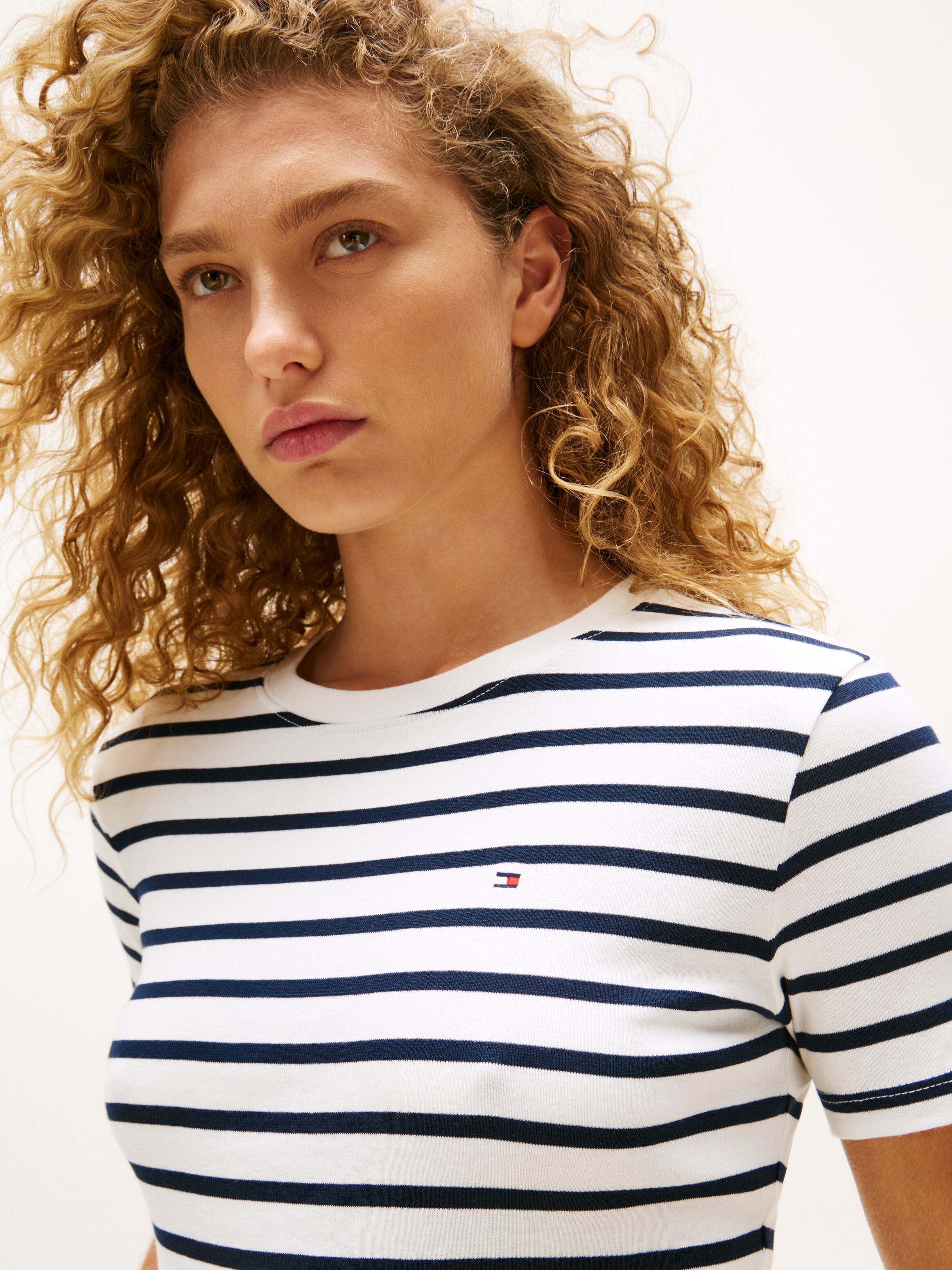 T-Shirt TOMMY HILFIGER "SLIM CODY C-NK", Damen, Gr. L (40), blau (breton, ecu, schwarz night navy), Jersey, Obermaterial: 100% Baumwolle, gestreift, slim fit normal, Rundhals, abgesteppt, Shirts T-Shirt, Baumwolle, slim fit breton, ecu, schwarz night navy