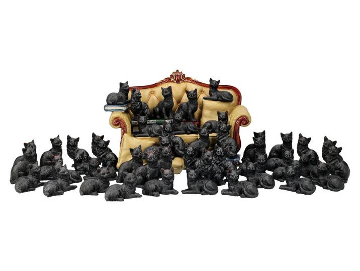 Figuren Shop GmbH Tierfigur Katzen Figuren 48 Set mit Sofa - Couch Clowder - Tierfigur Katzenfigur