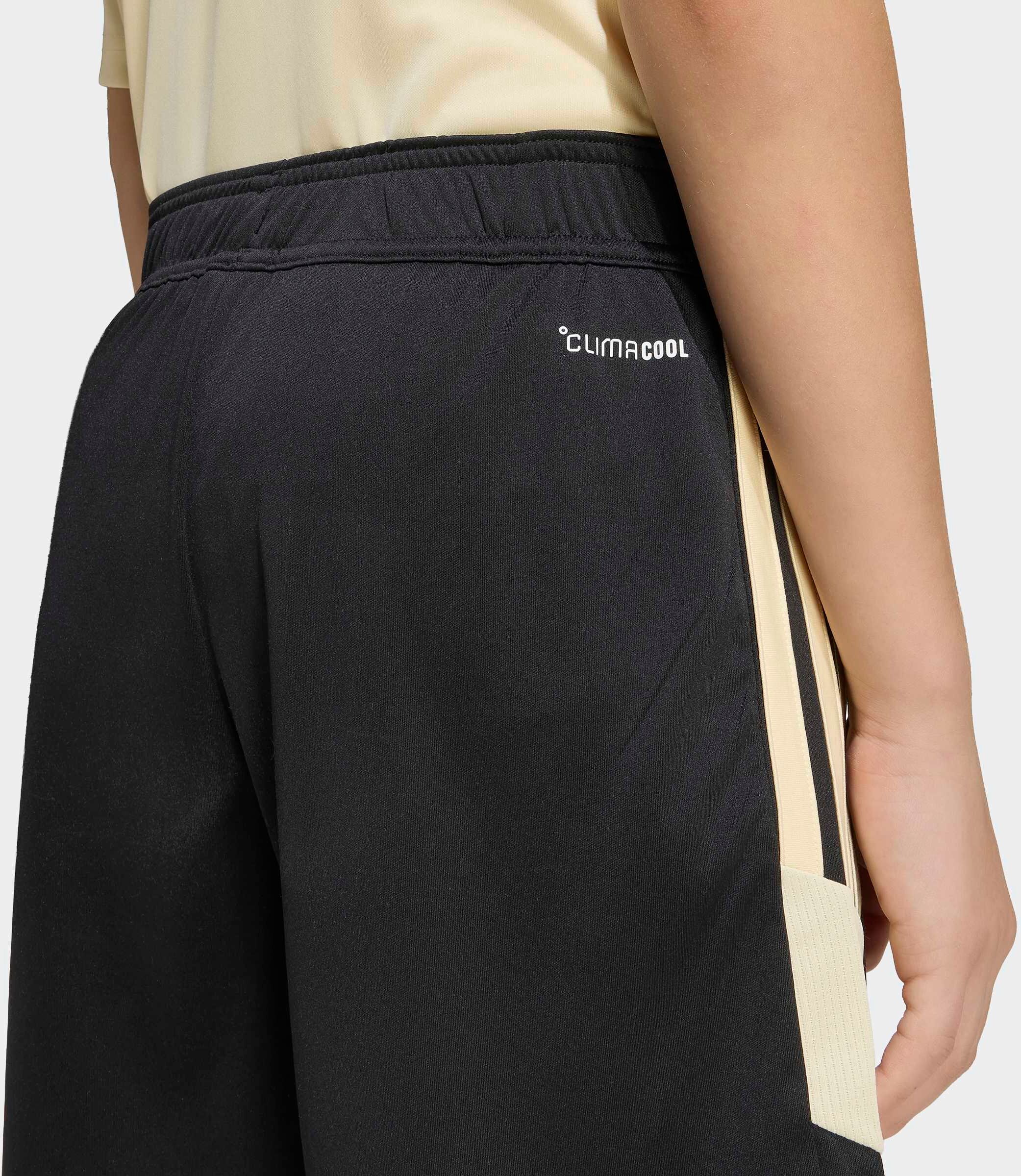 Trainingsshorts ADIDAS PERFORMANCE "TIRO 26 ESSENTIALS KIDS", Damen, Gr. 164, N-Gr, schwarz (schwarz, warm vanilla, warm vanilla,), Obermaterial: 100% Polyester, Hosen Trainingsshorts, für Kinder, mit CLIMACOOL Technologie, aus Interlock-Material schwarz,
