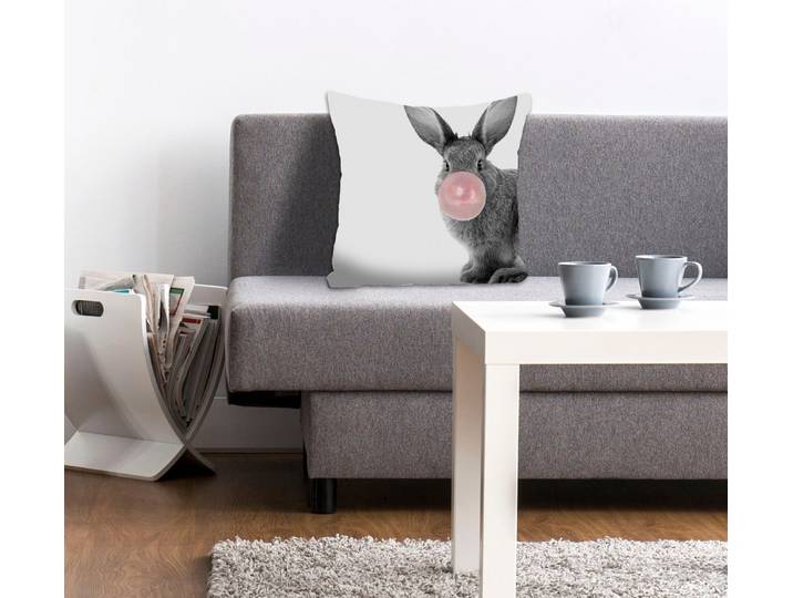 Dekokissen QUEENCE Bunny Gum , grau (babyrosa, grau, bedruckt), B:40cm L:40cm, Polyester, Dekokissen_Sitzkissen_Kissenhüllen, Dekokissen, mit einem Hasen mit Kaugummi