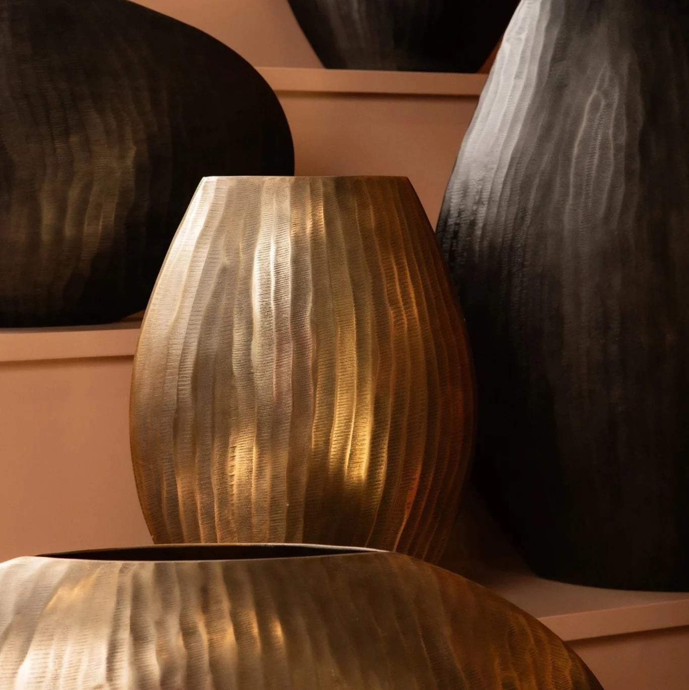 PTMD Jowad Antique Gold Ovaal Hoog Aluminium Ribbelpot voor op tafel