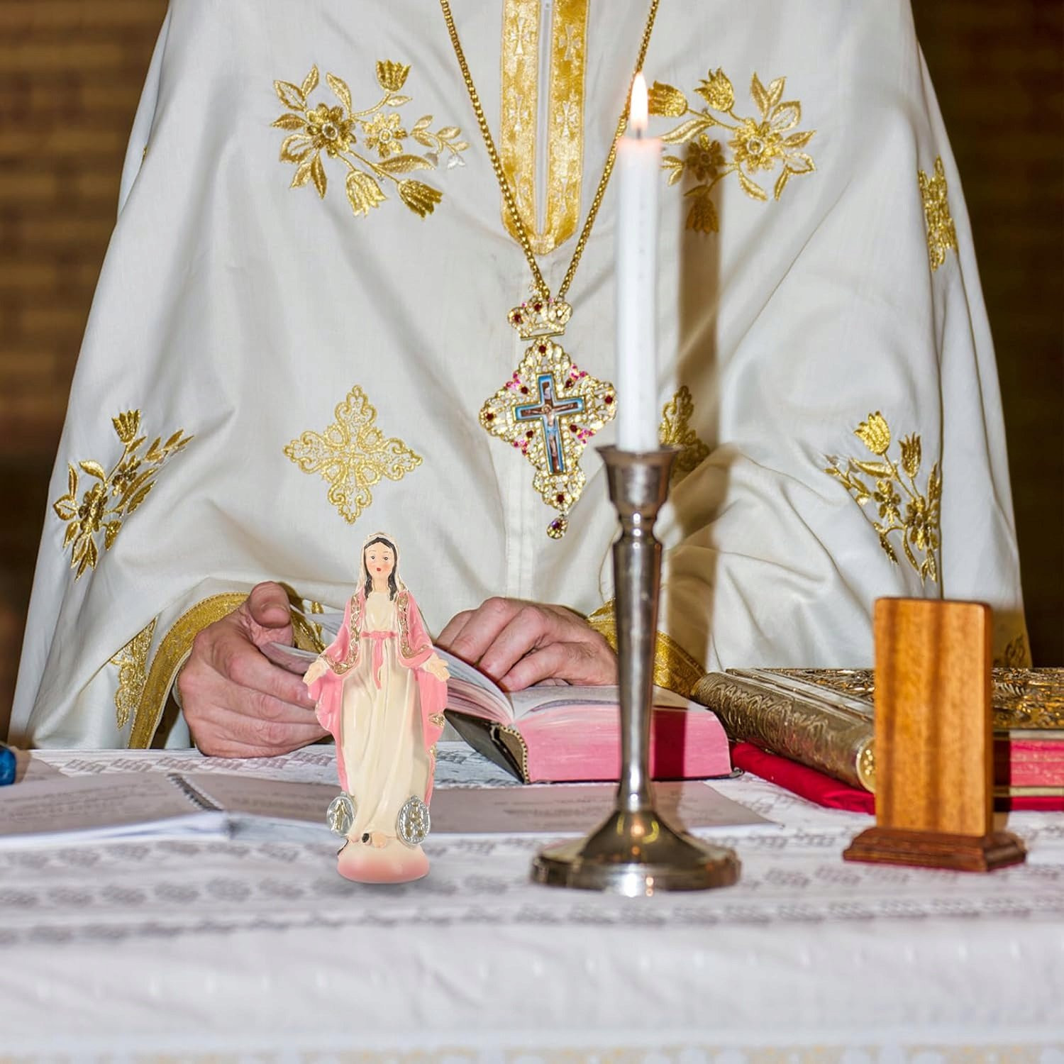 Roze Mariabeeld van hars voor op tafel, Hoogte: 12 cm