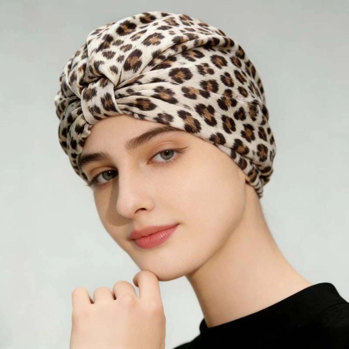 INF 3D-Satin-Haarbonnet mit gedrehter Vorderseite, atmungsaktivem Material und waschbarem Rand