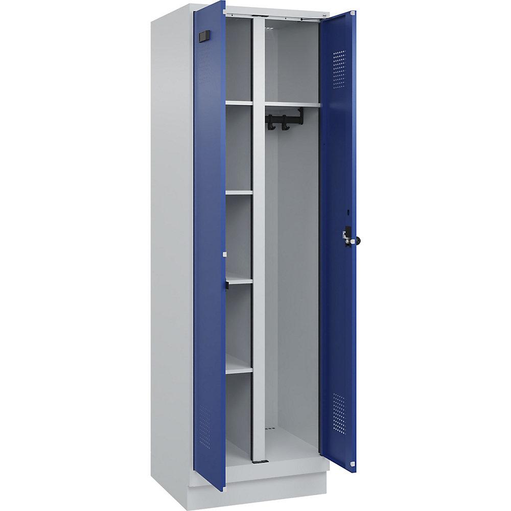 Putzmittelspind Evolo PLUS, 1 Abteil, Trennwand mittig, lichtgrau / enzianblau, B 600 mm, mit Bodensockel, Sicherheits-Drehriegel kaiserkraft