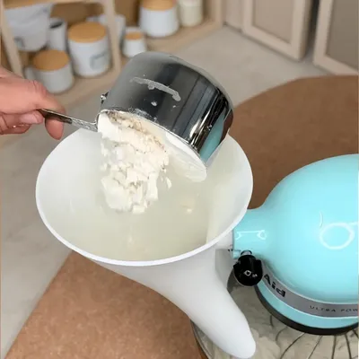 Praktischer Kitchen Aid Artisan KSM150 5-Qt-Standmixer mit neigbarem Kopf und einfach zu verwendendem Trichteraufsatz – für Mehl und Eierflüssigkeit